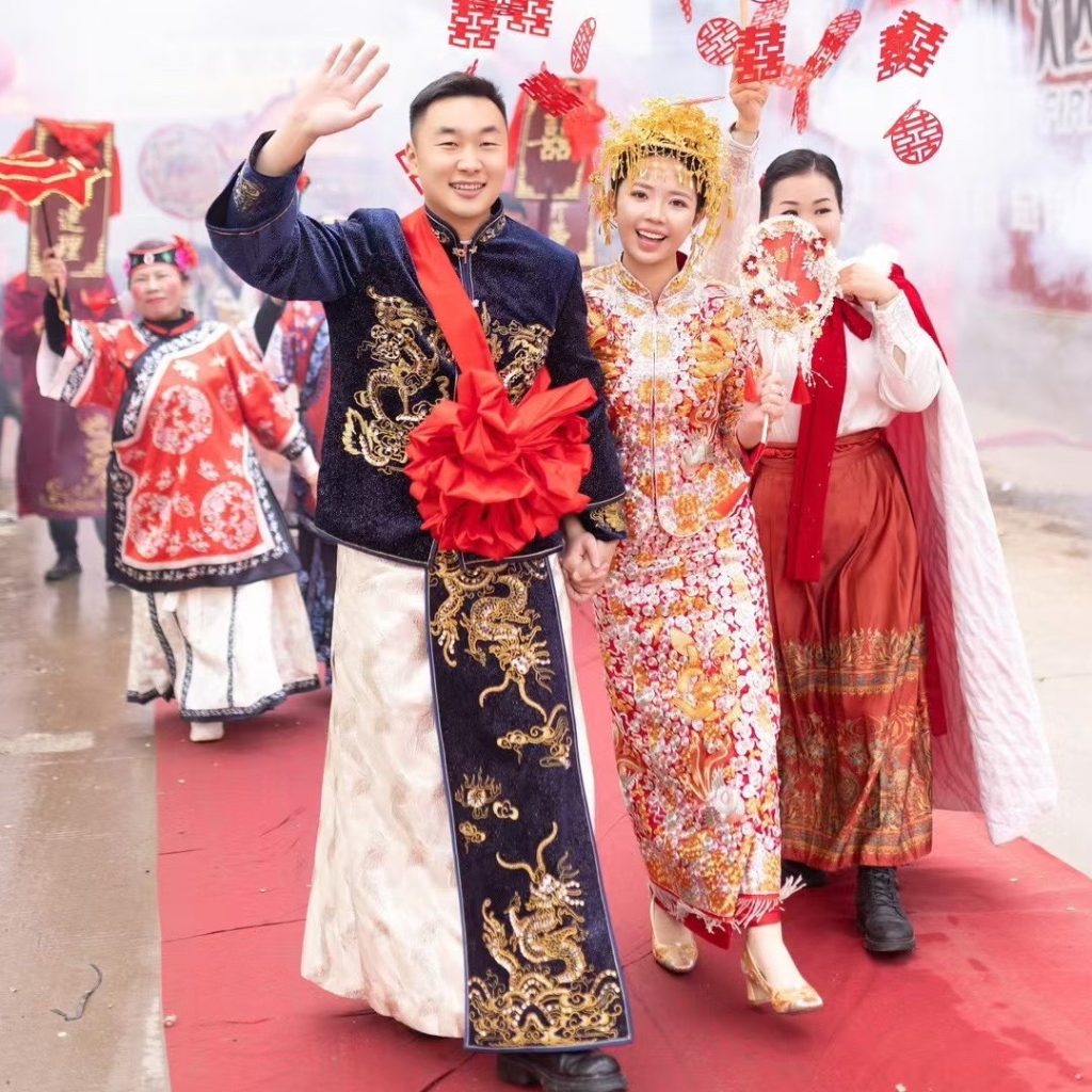 小个仔龙凤褂