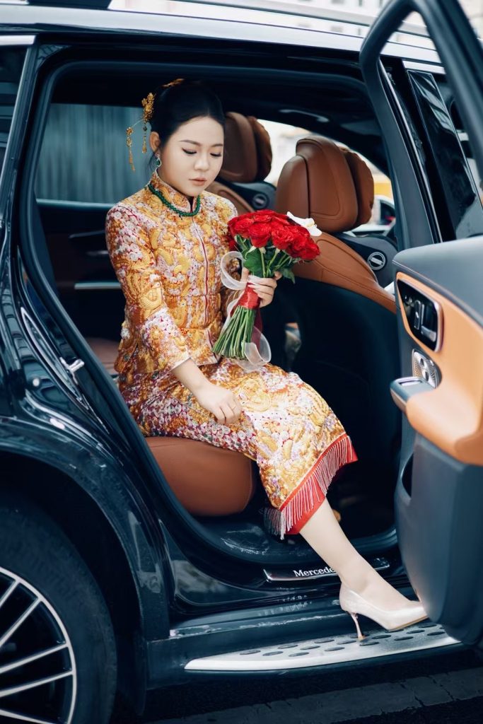龙凤褂,褂皇,褂后,中式嫁衣,手工刺绣,小褂皇,中式裙褂,备婚,广州喜悦龙凤褂