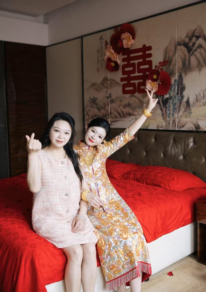 中式裙褂,备婚,褂皇,手工刺绣,小褂皇,龙凤褂,广州喜悦龙凤褂,中式嫁衣  